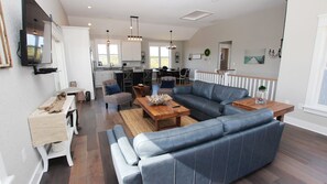 Télévision, lecteur de DVD, livres