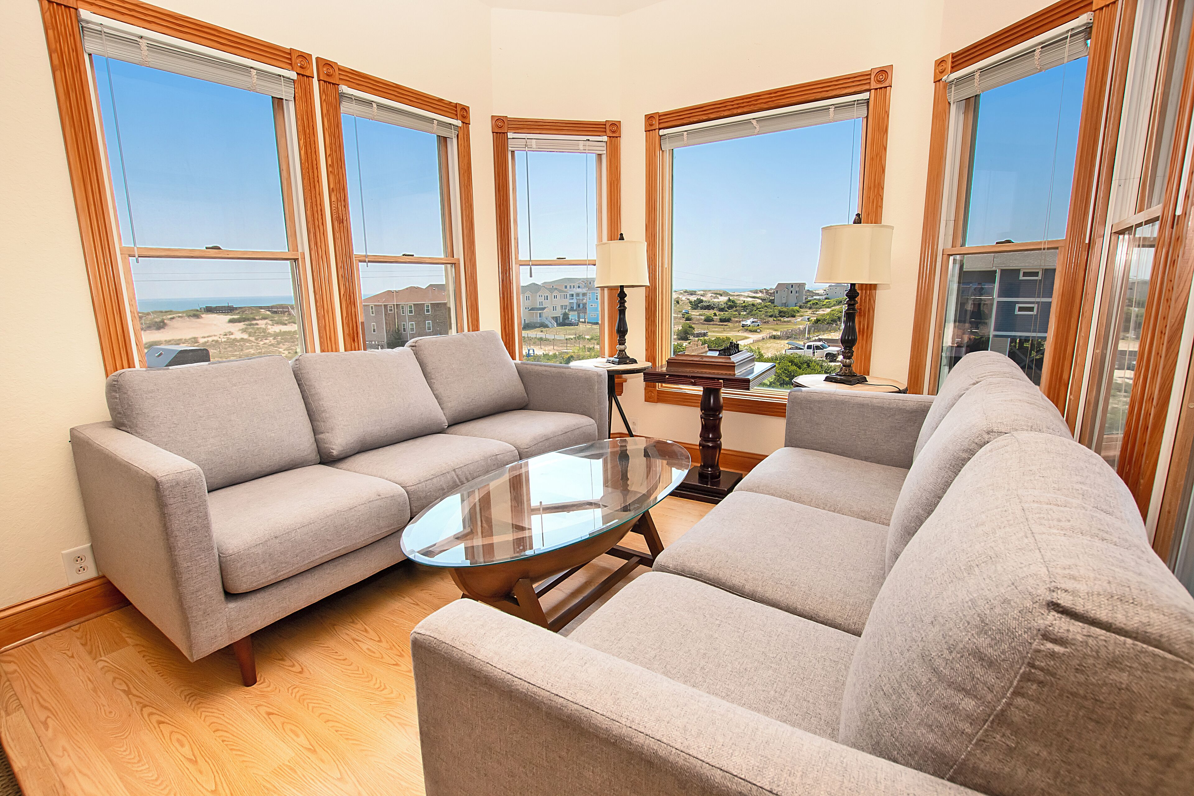 Televisio, takka, pöytäjalkapallopöytä