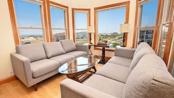 Televisio, takka, pöytäjalkapallopöytä