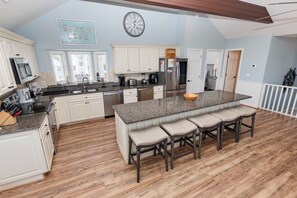 Grand réfrigérateur, micro-ondes, four, plaque de cuisson