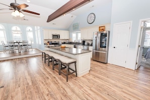 Full-sized fridge, microwave, oven, stovetop - Oceanside, Priv Pool, H Tub, Rec Rm, WW863, High Heat (Corolla)