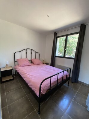 2 bedrooms, iron/ironing board, free WiFi, bed sheets