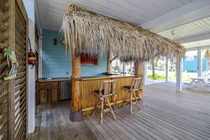 Interior - 3 Min. to Beach I Summertime I Fish From Deck I Fenced I King beds I Lift I Pets (Galveston)