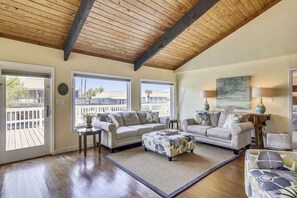 Smart TV, DVD player, books, video library - 3 Min. to Beach I Summertime I Fish From Deck I Fenced I King beds I Lift I Pets (Galveston)