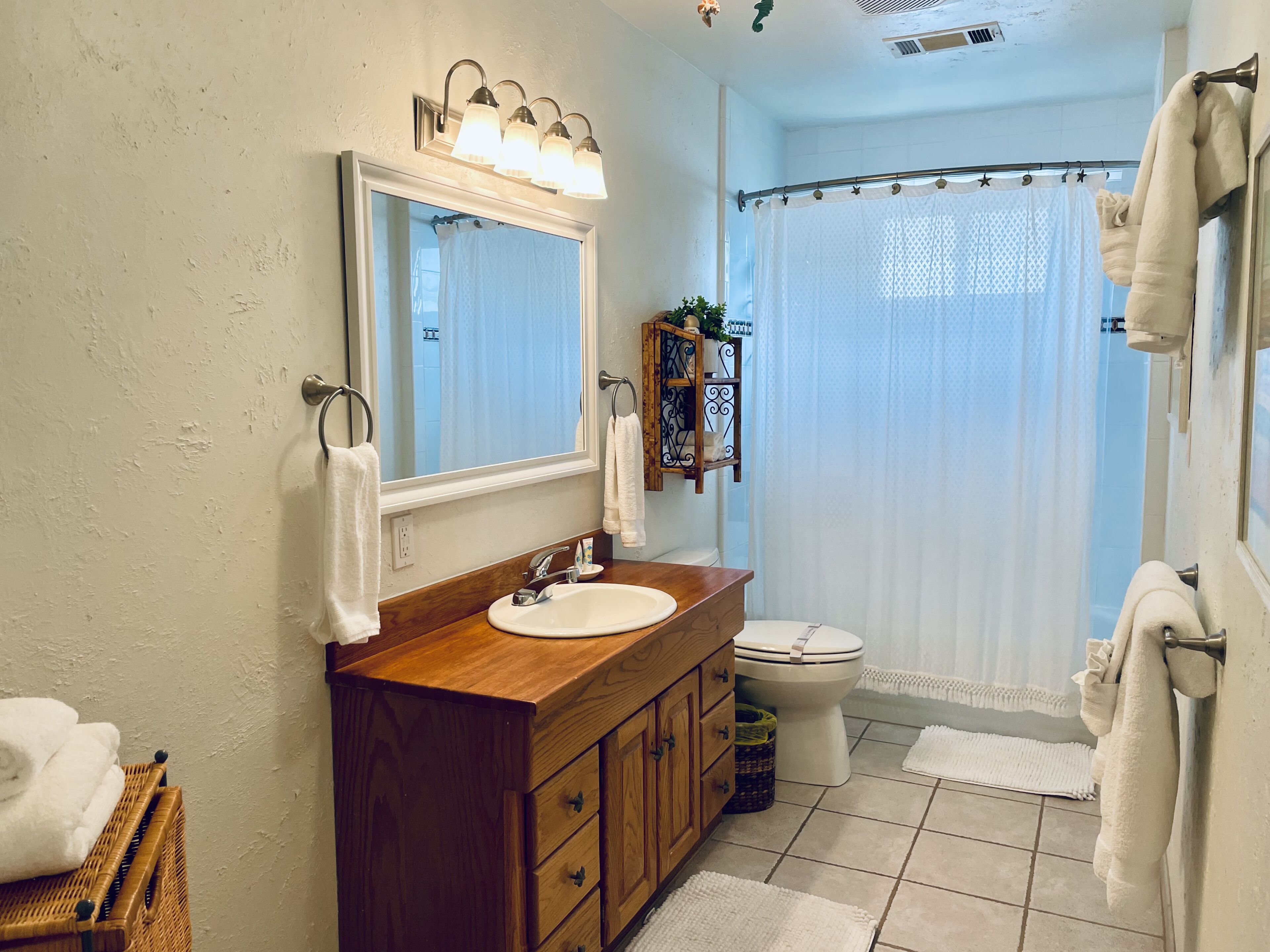 Second Bathroom, on the main living level has a tub/shower combo. 