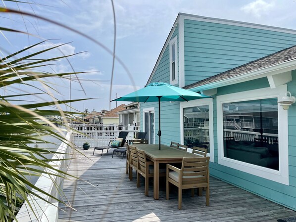 Outdoor dining - 3 Min. to Beach I Summertime I Fish From Deck I Fenced I King beds I Lift I Pets (Galveston)