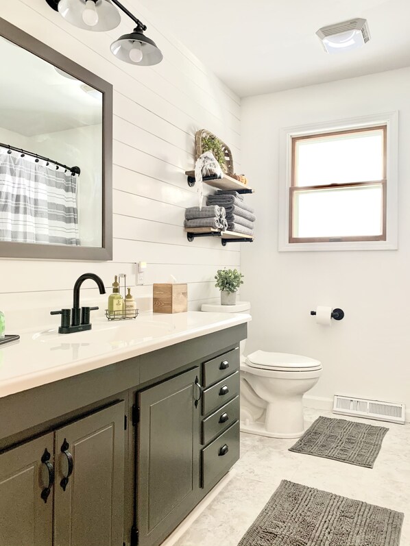 Combined shower/bathtub, hair dryer, towels, soap - Finger Lakes Farmhouse Home, Dog Friendly, Close to Hiking, Wineries and more (Ithaca)