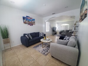 Smart TV, table tennis, stereo - Large Modern 4 Bed 3 Bath Home! Heated Private Pool! Close to Attractions! (Orlando)