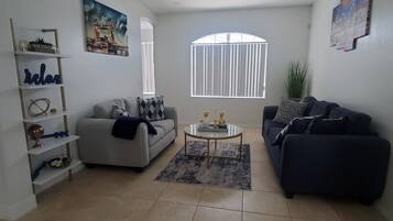 Una Smart TV, una mesa de tenis de mesa, un reproductor estéreo