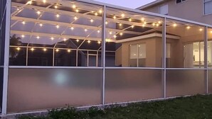 Um edifício moderno com fachada de vidro e luzes decorativas.