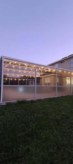 Exterior - Large Modern 4 Bed 3 Bath Home! Heated Private Pool! Close to Attractions! (Orlando)