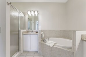 Badewanne, Haartrockner, Handtücher, Seife