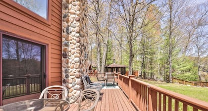 Beautiful 5 bedroom with lake side gazebo and hot tub!