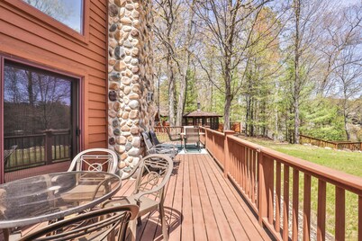 Beautiful 5 bedroom with lake side gazebo and hot tub!