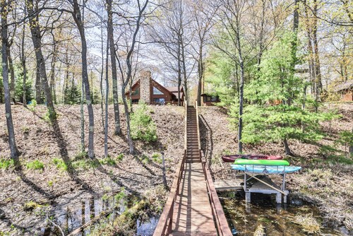 Beautiful 5 bedroom with lake side gazebo and hot tub!