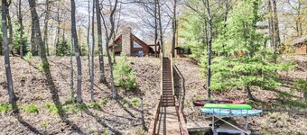Beautiful 5 bedroom with lake side gazebo and hot tub!