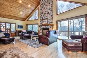 Una Smart TV, una chimenea, videojuegos, un reproductor de DVD