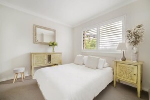 2 bedrooms, iron/ironing board, WiFi, bed sheets - Walk to Coogee Beach Apartment Retreat (Coogee)