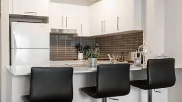 KĂŒhlschrank, Mikrowelle, Ofen, Herdplatte