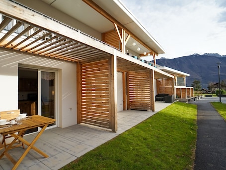 Outdoor dining. Le Petit Chalet - Cosy studio in Lathuile for 2 people