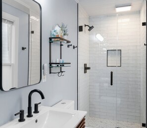 Badewanne, Haartrockner, Handtücher, Seife