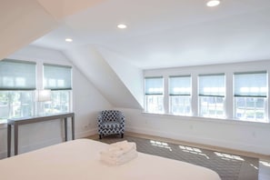 4 bedrooms, iron/ironing board, WiFi, bed sheets