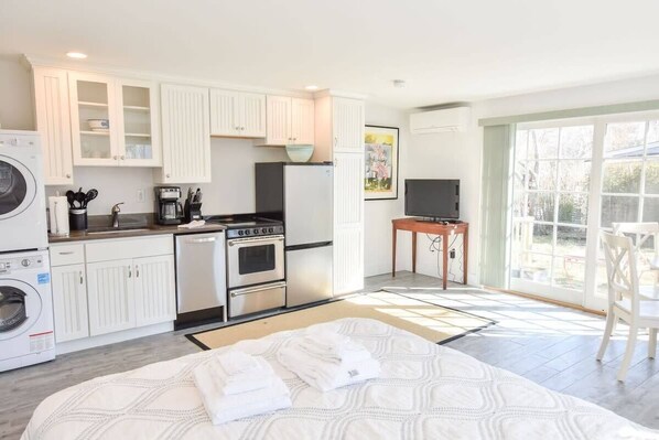 4 bedrooms, iron/ironing board, WiFi, bed sheets