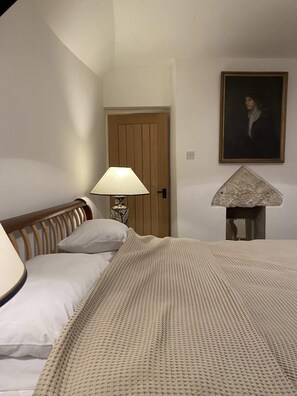 1 dormitorio, tabla de planchar con plancha, wifi y ropa de cama