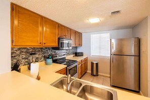 Een koelkast, een microgolfoven, een oven, een kookplaat