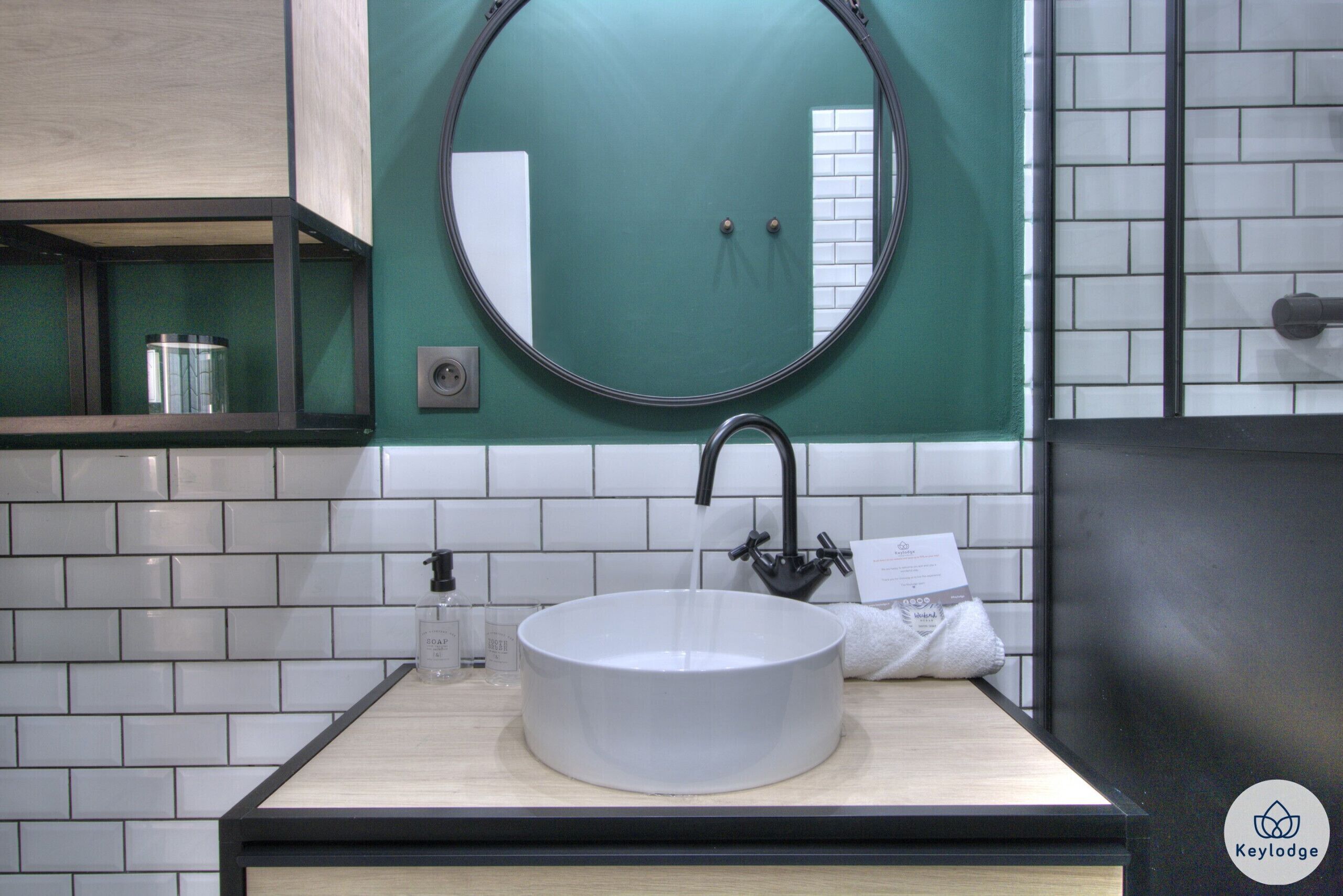 Ducha, toallas, jabón, shampoo