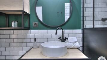 Shower, towels, soap, shampoo