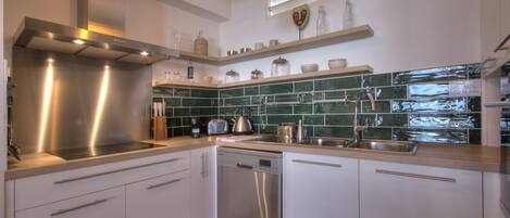 Frigorífico, microondas, horno y placa de cocina