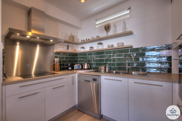 Réfrigérateur, four à micro-ondes, un four, surface de cuisson