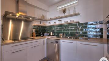 KylskÄp, mikrovÄgsugn, ugn och spishÀll