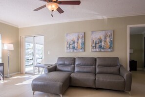 Smart TV, reproductor de DVD, libros, videoteca