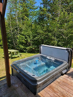 Outdoor spa tub