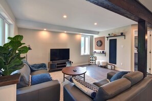 Televisión, chimenea, futbolito y oficina 