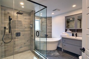 Bathtub, hair dryer, towels, shampoo - Spa, Private Pond & Beach Volleyball (Lac-Supérieur)