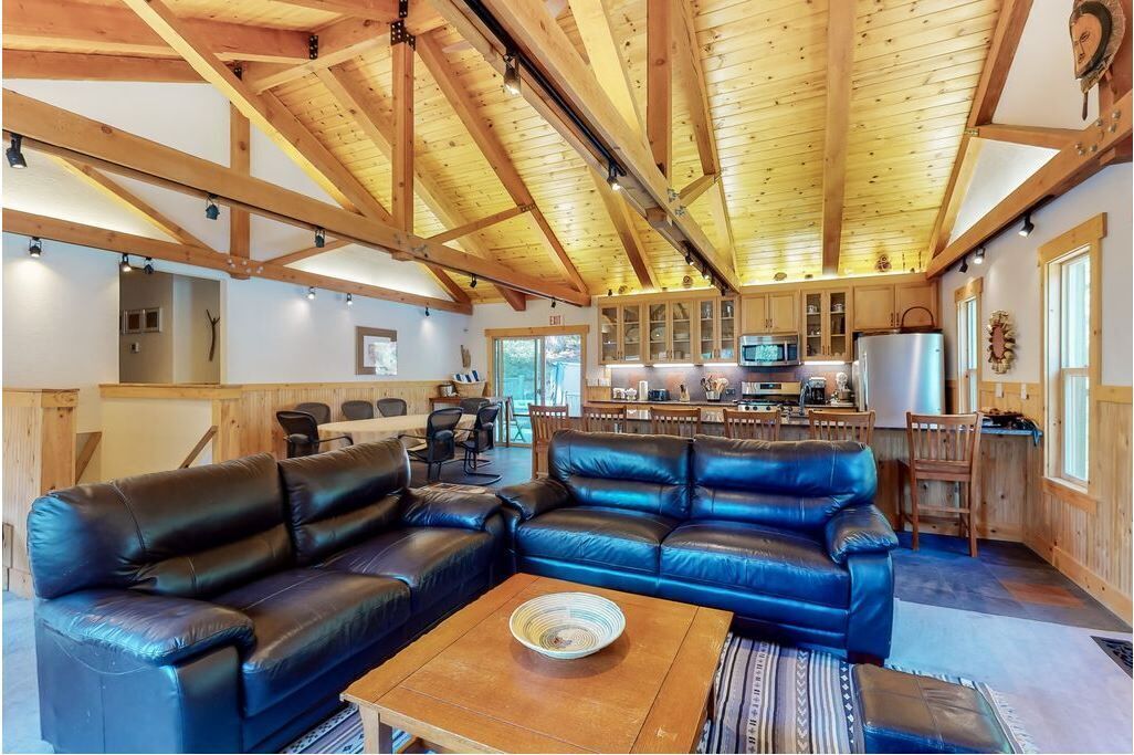 Modern, open, spacious, family-friendly mountain home w/Wi-Fi & private Hot Tub 