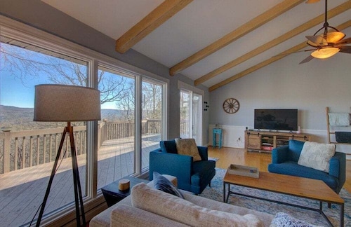 Grandview stunning mountain views near Brevard, single level, game room, fireplace, Biltmore Pass