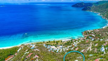 Plage à proximité, chaises longues, serviettes de plage