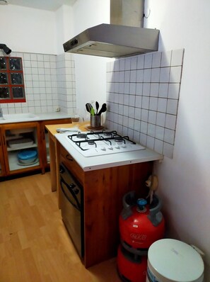 Microwave, dishwasher, coffee/tea maker, cookware/dishes/utensils