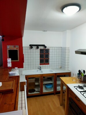 Microwave, dishwasher, coffee/tea maker, cookware/dishes/utensils