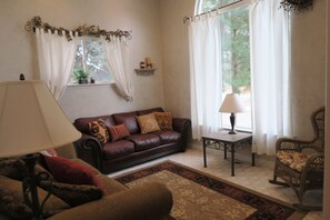 Una televisión, libros, un reproductor estéreo