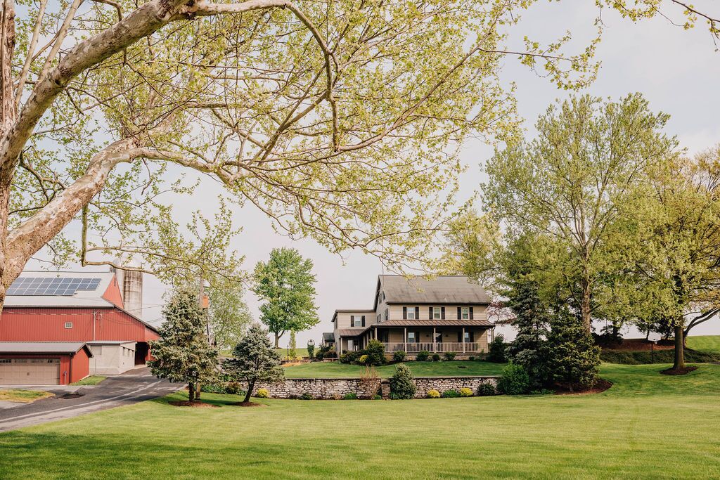 Beautiful Historic Farmhouse between Hershey and Lancaster - 4 BR Getaway