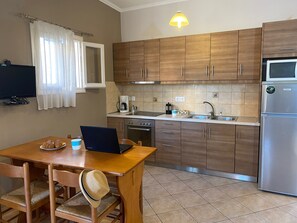 Fridge, oven, stovetop, coffee/tea maker