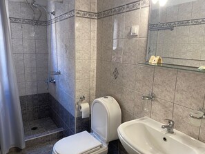 Doccia, asciugacapelli, asciugamani, carta igienica