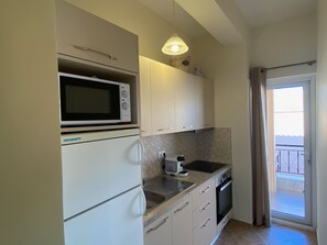 Fridge, oven, stovetop, coffee/tea maker