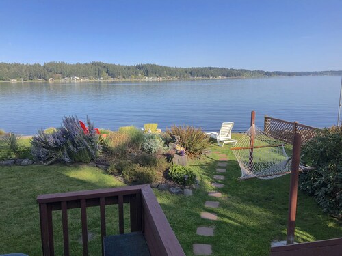 WATERFRONT GETAWAY - Hot Tub - Walk to Restaurants, Coffee Shops & More!