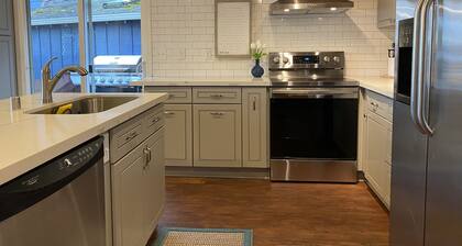 WATERFRONT GETAWAY - Hot Tub - Walk to Restaurants, Coffee Shops & More!